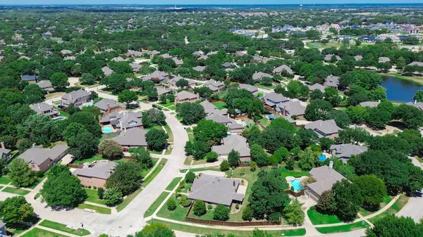 stock image Master planned community with neighborhood pond water fountain, mature trees surrounding row of upscale two-story houses, swimming pool, in Keller, Tarrant County, Texas, suburbs Dallas, aerial. USA