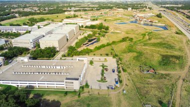 Varoş iş parkı kampüsü. Çok katlı garajları var. 114 numaralı Texas Otoyolu boyunca otoparkları var. Arka planda Southlake City var. ABD
