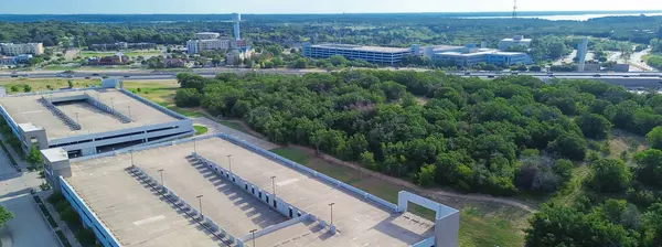 stock image Panorama aerial multi-level garages with rooftop parking lots and Lake Grapevine, Trophy Club in background in suburban office campus buildings near Westlake, Texas, suburb Dallas-Fort Worth aera. USA