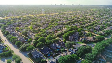 Şehir su kulesi ve yüksek yoğunluklu banliyö evleri arka planda Plano Texas şehir merkezi, Wentworth Konutları 'nda yüzme havuzlu lüks evler, River Bend mahallesi, anten. ABD