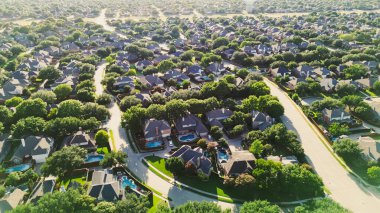 Sessiz Ağaç, Wentworth Estates mahallesindeki yerleşim yeri. Batı Plano 'da yüzme havuzları olan banliyö evleri. Dallas Fort Worth Metroplex kentsel banliyöleri. ABD