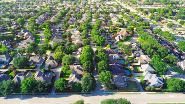 Preston Ridge ve Wentworth Konutları Batı Plano, Teksas 'ta Coit Yolu' ndaki yerleşim yerleri, yüksek yoğunluklu yüzme havuzlu banliyö evleri, olgun ağaçlar, hava manzaralı. ABD