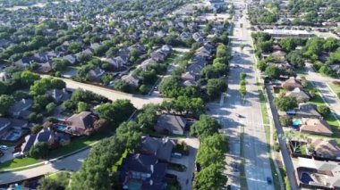 Wentworth Estates ve Preston Ridge mahallesindeki lüks konutlar Coit Road, West Plano, Texas, iki katlı tek aile evleri yüzme havuzları, olgun ağaçlar, üstgeçit.