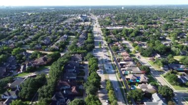 Coit Yolu 'ndaki yoğun trafik Plano, Texas' taki W Parker Yolu 'na doğru, iki katlı banliyö evleri yüzme havuzları, Wentworth Evleri' ndeki olgun ağaçlar, Preston Ridge, River Bend Mahallesi, üstgeçit.
