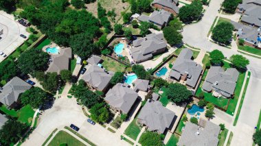 İki katlı banliyö evleri çatı tamiri, yüzme havuzları, aynı ahşap çitleri paylaşıyorlar. Yüksek yerleşim alanı, Keller, Teksas, Dallas Fort Worth banliyöleri, anten. ABD