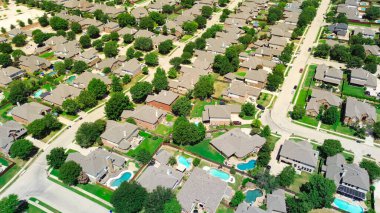 Büyük havuzlu banliyö evleri, aynı ahşap çit arazisini paylaşıyorlar, Keller, Texas 'ta lüks bir semt, Dallas Fort Worth banliyösü, hava manzarası. ABD