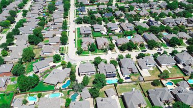 Büyük havuzlu banliyö evleri, aynı ahşap çit arazisini paylaşıyorlar, Keller, Texas 'ta lüks bir semt, Dallas Fort Worth banliyösü, hava manzarası. ABD