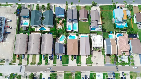 stock image Colorful beach houses with swimming pool, palm tree downtown South Padre Island, tropical barrier island Texas Gulf Coast, aerial view condos, vacation rental neighborhood, travel destinations. USA