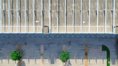 Boş zemin ve çatısı çok katlı otopark, Westlake 'teki banliyö kampüs binasının gölgesi Dallas, Kuzey Teksas' ın banliyösü, ticari kiralama sorunu, anten. ABD