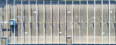 Panorama açılı otopark tasarımı çatıdaki çok katlı garajda gölge yapısı, trafik akışı işaretlemesi Westlake 'deki kampüs binasında ayrılmış engelli park yeri Dallas' ın banliyölerinde, antende. ABD