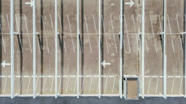 Çatıda çok katlı otopark tasarımı gölge yapısı, trafik akışı işaretlemesi Westlake 'deki kampüs binasında ayrılmış engelli park yeri Dallas banliyöleri, anten. ABD