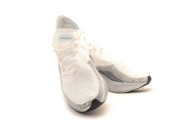 Yepyeni beyaz koşu ayakkabıları, solunabilir üst örgü, dil bağcığında hafif dolgu, beyaz arka planda izole edilmiş köpük, ayak parmağı geçişine süper ayakkabılar. ABD