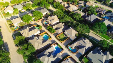 Yüzme havuzları, Batı Plano 'da iki katlı banliyö evleri Dallas Fort Worth Metroplex' in banliyöleri, yemyeşil ağaçlarla kaplı caddeleri, antenleri olan lüks, tek aile evleri. ABD