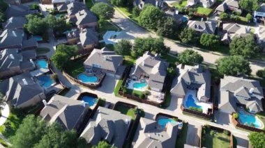 Wentworth Gayrimenkul, Batı Plano, Dallas Fort Worth Metroplex banliyöleri, iki katlı köşk, yemyeşil ağaçlar, üstgeçit...
