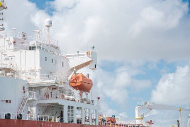 Köprü güvertesi, vinç, VHF radyo frekansları antenler, uydu sinyalleri, geniş ham petrol tankeri nakliye gemisi radarları Güney Padre Adası, Brownsville limanı, TX 'ten geçiyor. ABD