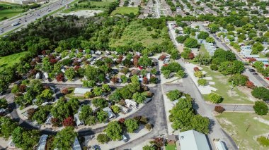 Karavan sitesi ve eyaletler arası I-35 Monarch Otoyolu civarındaki tatil yerleri San Antonio 'nun varoşları, yazlık taşınabilir evler, karavan karavanı, beton elektrik hizmeti, yerleşim bölgesi, anten. ABD