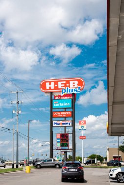 SCHERTZ, TX, US-JUL 25, 2024: H.E.B Plus, Circle K ve Valero için büyük bir benzin istasyonu tabelası San Antonio dışındaki eyaletler arası I-35 Kuzey Sınır Yolu, özel bir süpermarket zinciri.