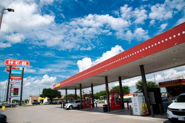 SCHERTZ, TX, US-JUL 25, 2024: H.E.B Plus, Circle K ve Valero yakınlarındaki eyaletler arası I-35 Kuzey Sınır Yolu, San Antonio dışındaki özel bir süpermarket zinciri.