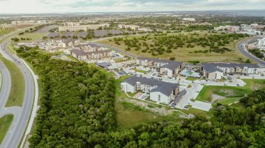 Birden fazla apartman kompleksi, iş parkı, ofis binası, West Parmer caddesi boyunca yeşil verimli, karma kullanım alanı olan North Austin 'in hızla büyüyen arazisi, anten. ABD