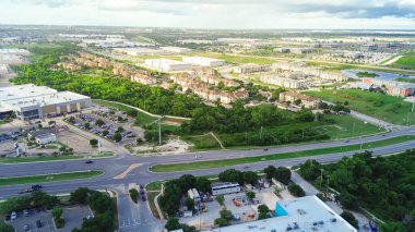 Modern apartman kompleksi, alışveriş merkezi, iş parkı, ofis binası, West Parmer Ln ve Interstate I-35 boyunca yerleşim yeri, karışık kullanımlı gelişim hızla büyüyen Kuzey Austin. ABD