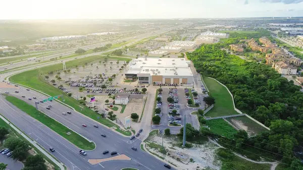 stock image Busy intersection between interstate I-35, Monarch Hwy and West Parmer Lane in rapidly growing North Austin, busy traffic at peak hour, large suburban shopping center, apartment complex, aerial. USA