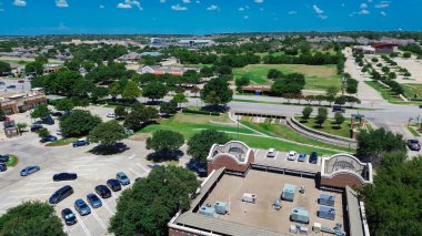 Tarrant County 'deki Keller Parkway şehir merkezi, Dallas Fort Worth Metroplex banliyöleri, ambalajlı çatı katı ünitesi olan ticari binalar, alışveriş merkezi, perakende mağazası, restoranlar, antlar, antenler. ABD