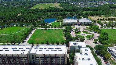 Endüstriyel çatı ambalajlı klima, modern apartmanın çelik dolabında bulunan kazan daireleri yemyeşil şehir parkının yanında gölet, patika, Keller Texas 'ın çimenli meydanı, anten. ABD