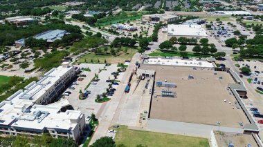 Ticari bina düz çatı ambalajlı çatı katı klima, Keller Texas şehir merkezinde ağır çelik dolapta bulunan fırın, alışveriş merkezi, perakende mağazası, Dallas banliyölerinde restoranlar, TX. ABD