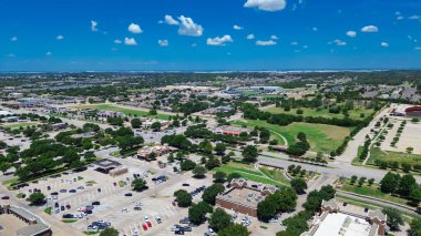 Tarrant County 'deki Keller Parkway şehir merkezi, Dallas Fort Worth Metroplex banliyöleri, ambalajlı çatı katı ünitesi olan ticari binalar, alışveriş merkezi, perakende mağazası, restoranlar, antlar, antenler. ABD