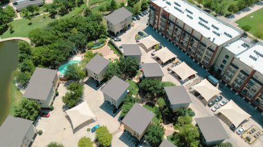 Lakeside kentsel apartman kompleksi Keller Texas şehir merkezinde endüstriyel çatı ambalajlı klima, ağır çelik dolapta bulunan fırın, yemyeşil park, yürüyüş yolları, anten. ABD