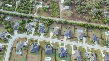 Yeni inşaat alanının yakınındaki büyük araziler ekstra büyük evler, fiberglas iç yüzme havuzları ahşap çit çim noktaları, San Antonio 'nun banliyöleri. ABD