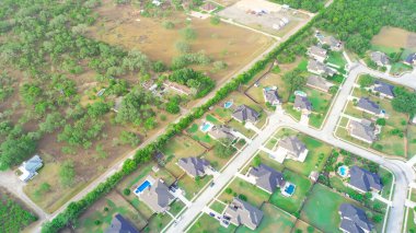 Batı San Antonio, TX 'te ek inşaat için boş arazisi olan yeni yerleşim yerleri, iki katlı lüks evler ekstra büyük arka bahçeler ve fiberglas havuzlar, anten. ABD