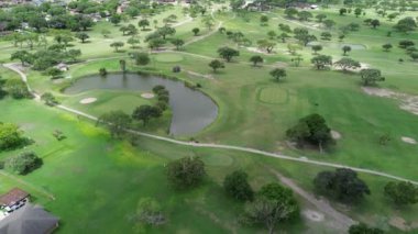 Gölet suyu akıntısı, kum havuzu, çimenli çim yolu golf sahasındaki kulüp araba yolları, Hazel Park, Corpus Christi, Teksas çevresindeki lüks yüzme havuzları, üstgeçit evleri.