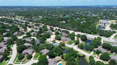 Cul-de-sac caddesi lüks yerleşim bölgelerinde, büyük tek aile malikaneleri Keller 'daki West Southlake Bulvarı boyunca yüzme havuzları, Dallas Fort Worth Metroplex' in banliyöleri, Texas antenleri. ABD