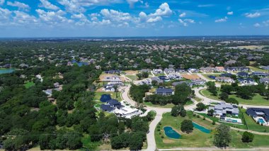 Lakeside 'da şehir merkezinde lüks malikaneler Dallas Fort Worth Metroplex' in banliyöleri yakınlarında yeni, lüks binalar yüzme havuzları yemyeşil evler, mavi gökyüzü, hava manzarası. ABD