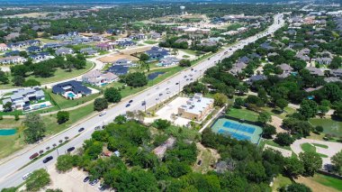 Batı Southlake Bulvarı boyunca yoğun trafik var. Keller, Texas şehir merkezi yakınlarındaki lüks yerleşim yerleri ve ticari binalar, lüks malikaneler, tenis kortları, şehir su kulesi, anten. ABD