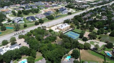 Batı Southlake Bulvarı boyunca lüks konaklarda tenis kortu yüzme havuzlu, çeşme havuzlu, Dallas Fort Worth Metroplex banliyölü, üstgeçitli Keller.