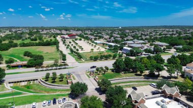 Keller Parkway kavşağı, Farm to Market Road 1709, Rufe Snow Drive, Keller, Texas üzerinde güneşli mavi gökyüzü hızla büyüyen karma kullanım alanı Dallas Forth Worth Metroplex, anten. ABD