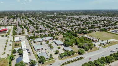 Keller Parkway, Farm 'dan Market Road 1709' a kadar geniş kapsamlı planlama alanı. Keller, Texas şehir merkezinde, yerleşim evleri, Dallas banliyölerinde ticari binalar, anten. ABD