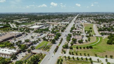 Keller Parkway kavşağı, Farm to Market Road 1709, Rufe Snow Drive, Keller, Texas üzerinde güneşli mavi gökyüzü hızla büyüyen karma kullanım alanı Dallas Forth Worth Metroplex, anten. ABD