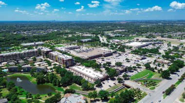 Keller, Texas şehir merkezindeki Lakeside modern apartman binaları Keller Parkway, Farm to Market Road 1709, Dallas Forth Worth Metroplex 'in hızlı büyüyen banliyöleri, anten. ABD