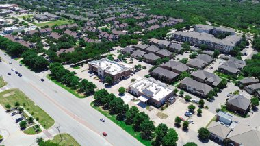 Keller Parkway, Farm 'dan Market Road 1709' a kadar, ticari binaları, restoranları, Keller, Texas 'taki evleri, Dallas banliyöleri, antenleri olan, karma kullanım alanı olan bir apartman sitesi. ABD