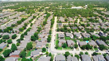 Dallas Forth Worth Metroplex banliyösünde hızla büyüyen, Keller, Teksas 'ta yüzme havuzları olan iki katlı lüks evlerin olduğu yeni bir inşaat mahallesindeki banliyö yerleşim yeri. ABD