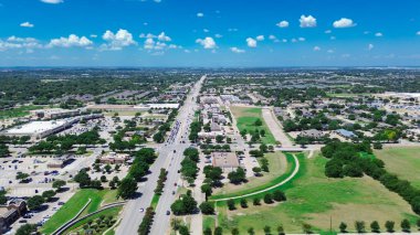 Keller Parkway, Farm 'dan Market Road 1709' a kadar geniş kapsamlı planlama alanı. Keller, Texas şehir merkezinde, yerleşim evleri, Dallas banliyölerinde ticari binalar, anten. ABD