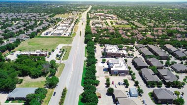 Keller Parkway, Farm 'dan Market Road 1709' a kadar, ticari binaları, restoranları, Keller, Texas 'taki evleri, Dallas banliyöleri, antenleri olan, karma kullanım alanı olan bir apartman sitesi. ABD