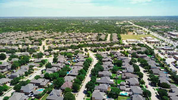 Keller Parkway, Farm to Market Road 1709 yakınlarındaki ticari binalar ve evler. Dallas Fort Worth banliyölerinde hızla büyüyen karma kullanım alanı. ABD