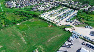 Prefabrik cam fiberglas yüzme havuzları fabrika bahçesi, New Braunfels 'te yeni bir yerleşim evi San Antonio, Teksas' ta varoşlar, çok yönlü yüzme havuzları, antenler. ABD