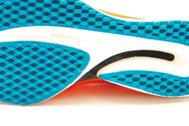 Beyaz arka planda izole edilmiş modern koşu ayakkabıları, karbon destekli dalga tabanlı alt geometri yumuşak yastık enerjili waffle tabanı, yakın çekim karbon plakası ve sertlik tabanı. ABD