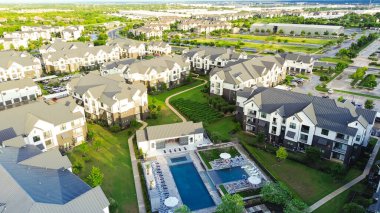Modern yüzme havuzu ve kaplıcaları, metal çatısı olan, Austin, Texas şehir merkezinin kuzeydoğusundaki Pflugerville yakınlarındaki hızla büyüyen bölgede, konut piyasasında, antende. ABD