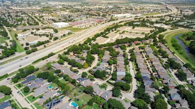 Falsolu Sam Rayburn Tollway, 121 no 'lu karayolu Dallas Fort Worth DFW arazi dolgusu ticari binaların, depo bölgelerinin, evlerin, antenlerin karma kullanım alanı. ABD